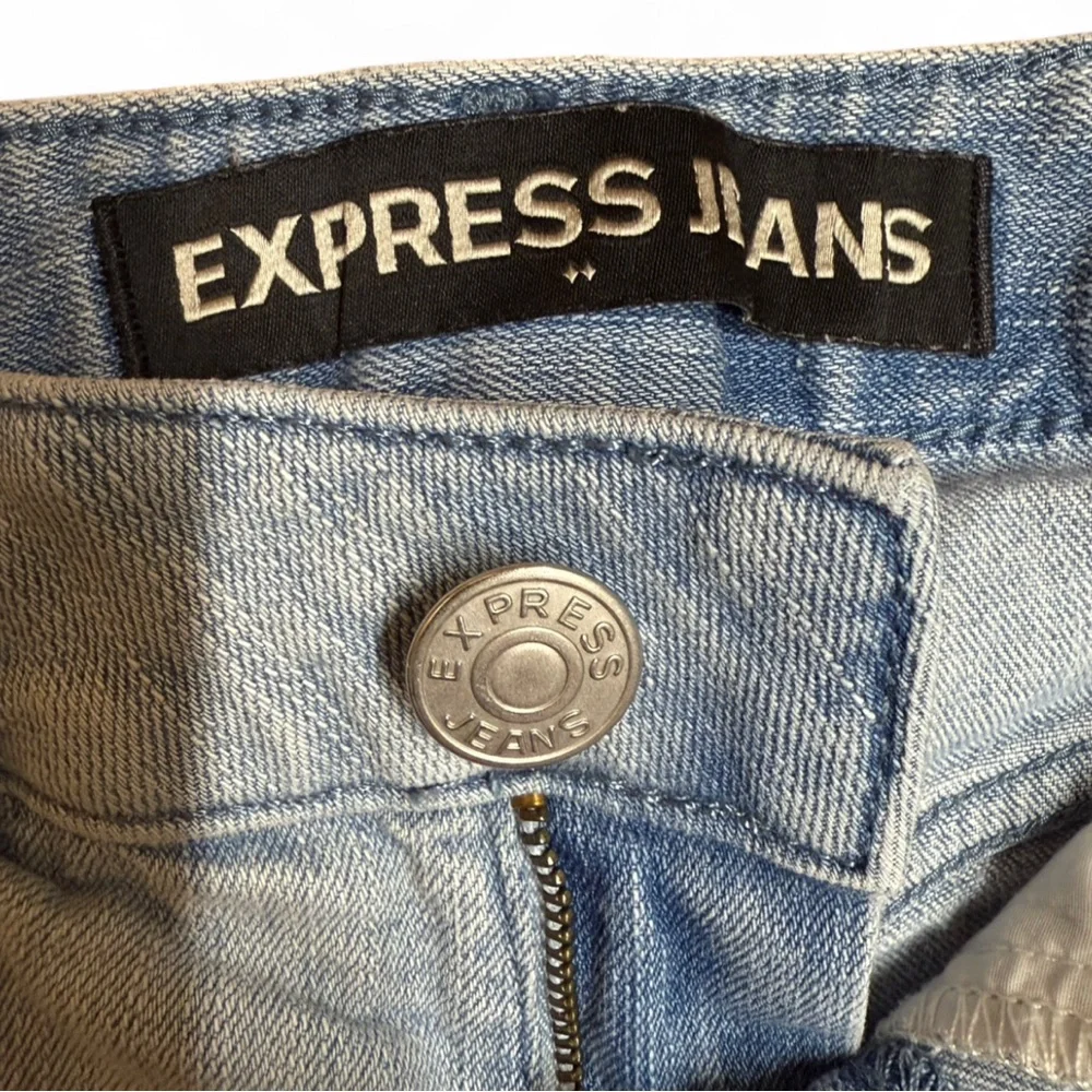 Express Jeans Women's Distressed Light Wash Denim Shorts Size 2 Frayed Hem - Picture 4 of 6
